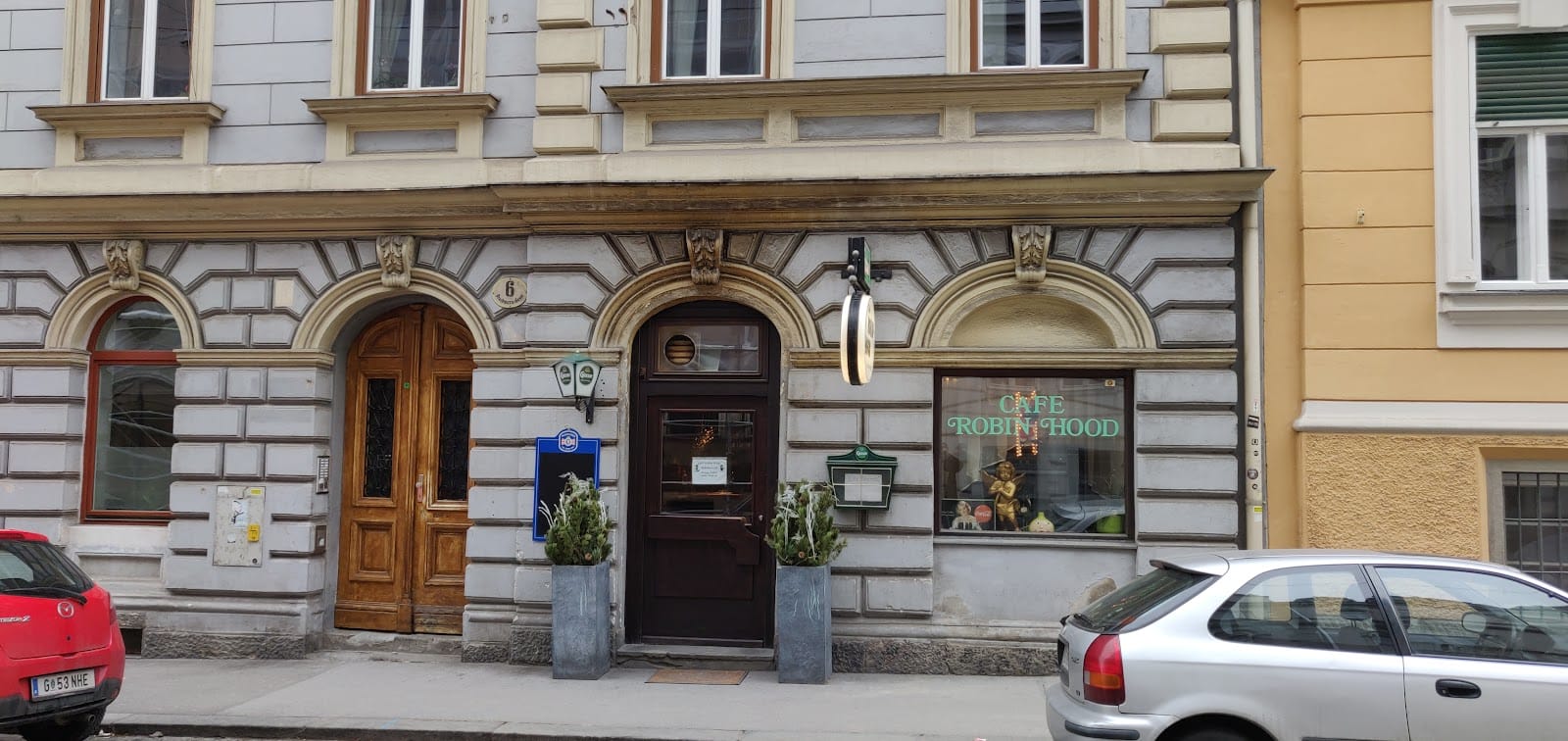 Cafe Robin Hood