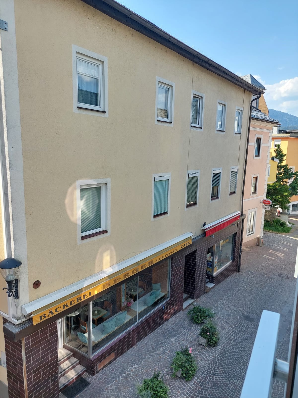 Cafe Bar Village 22