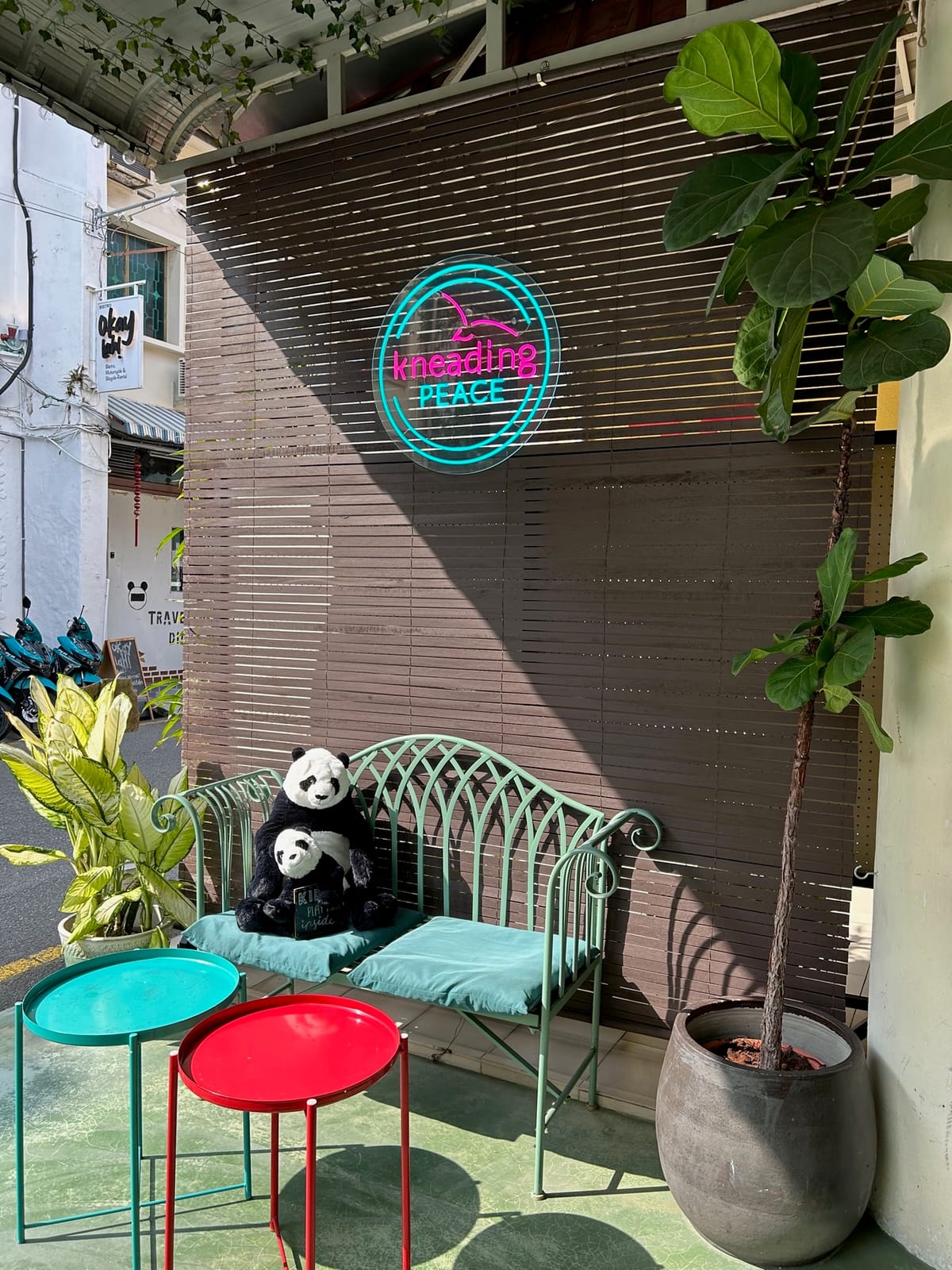 Kneading Peace Café & Guesthouse