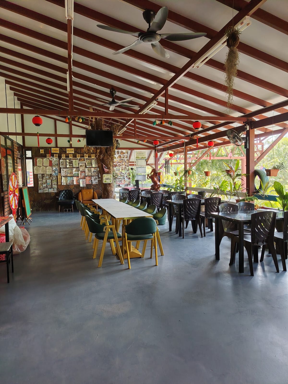 Beyond Life Cafe 海阔天空咖啡厅
