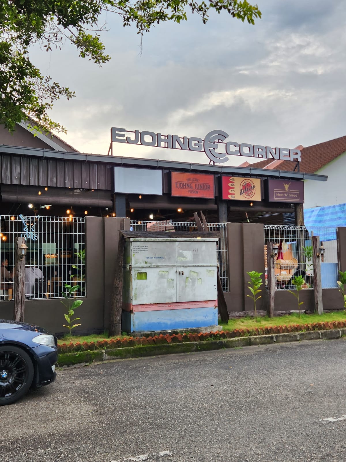 EJOHNG CORNER