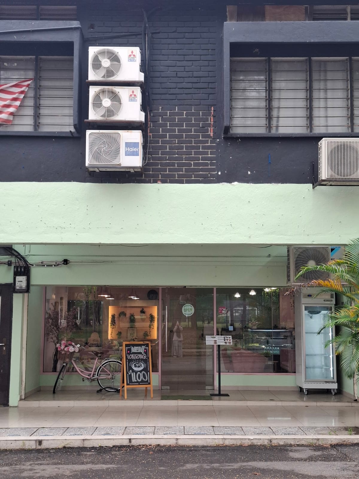 Moss Coffee & Goods