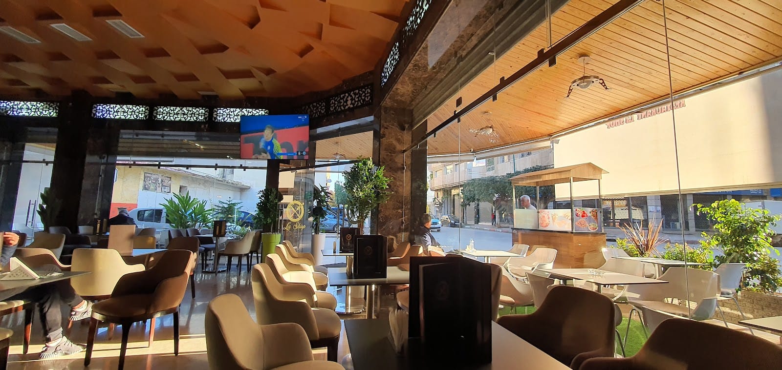 LA SHOP CAFE RESTAURANT