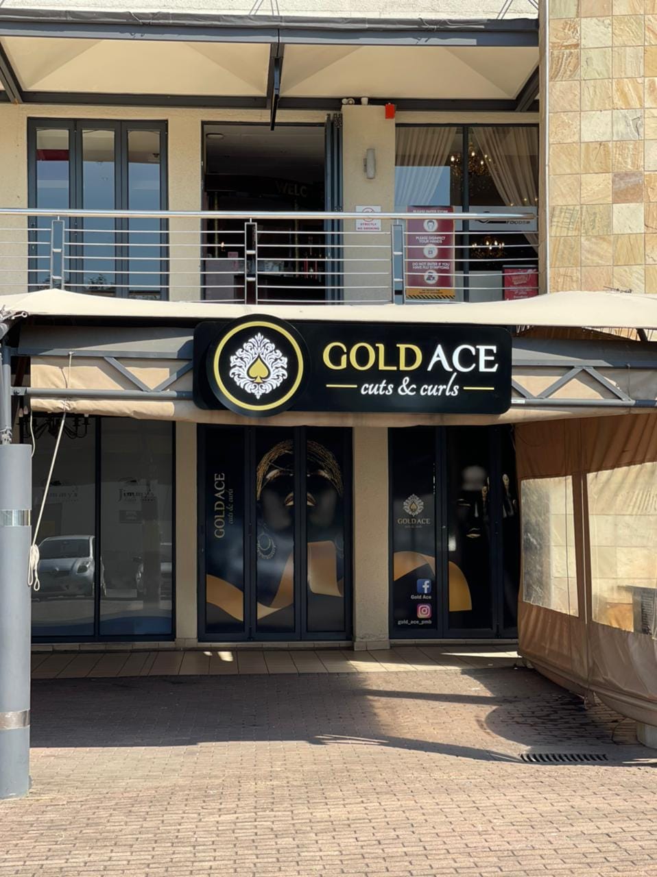 GOLD ACE Salon & Cafe`