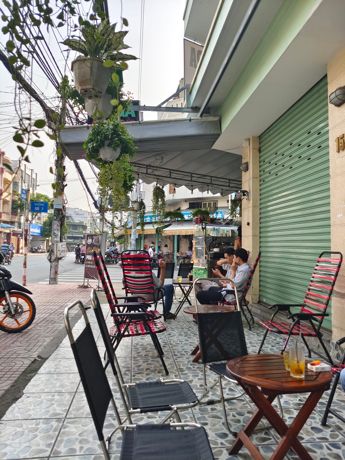 Café de Men - Street Corner Café