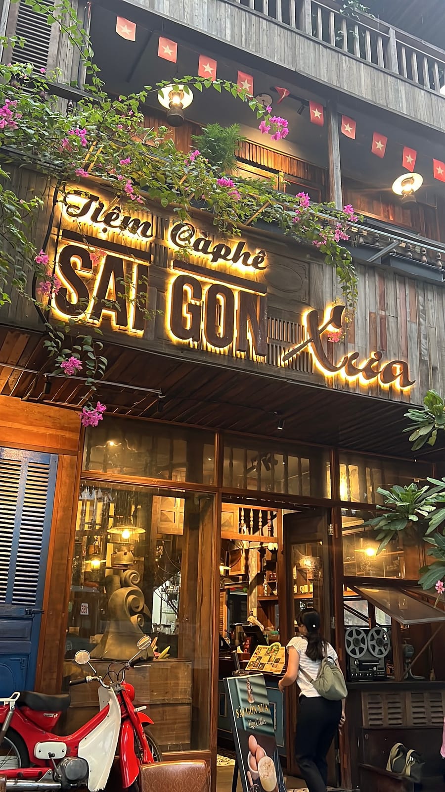 Tiệm Cafe Sài Gòn Xưa