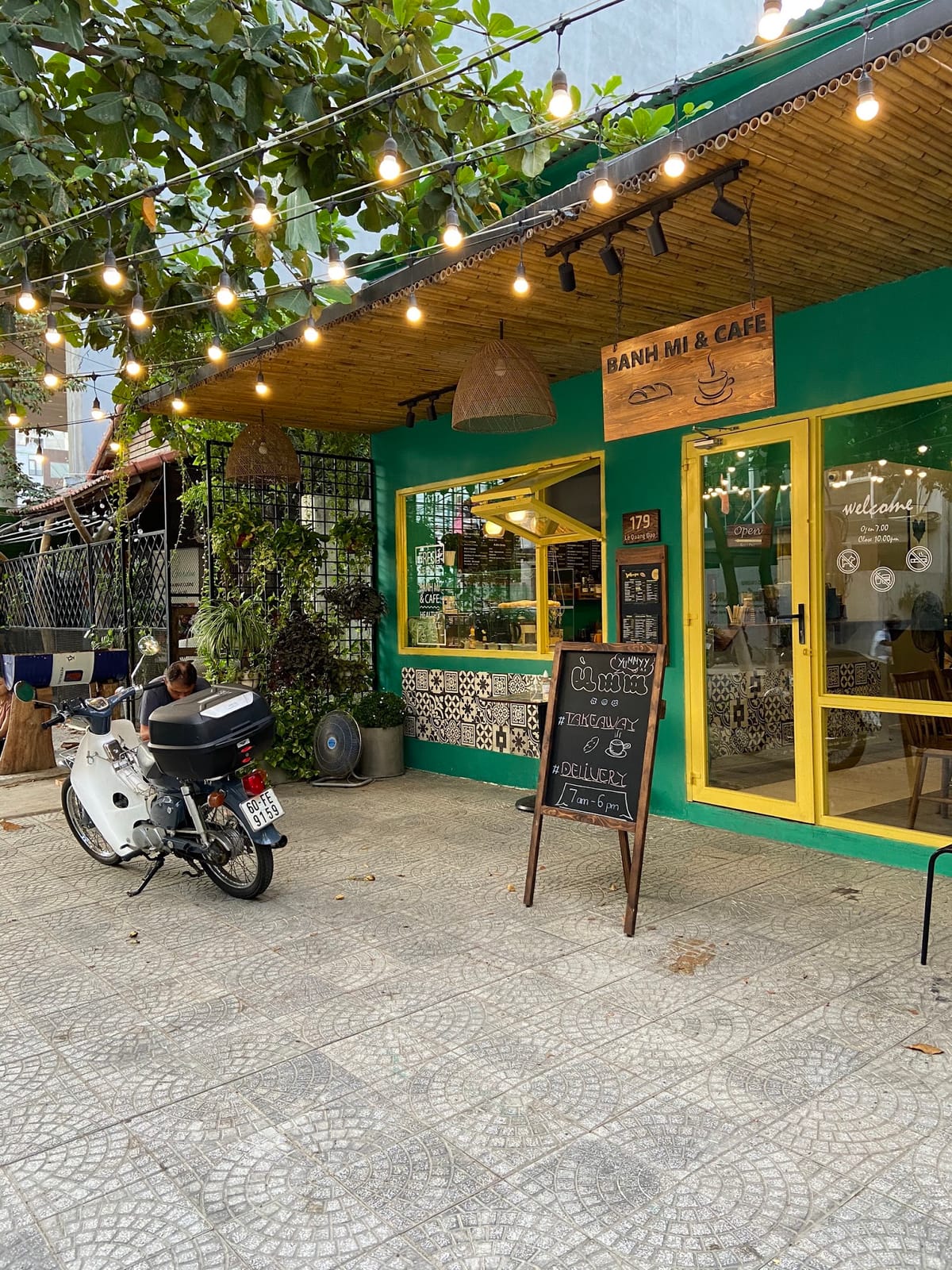 Ùmm Banh Mi & Cafe