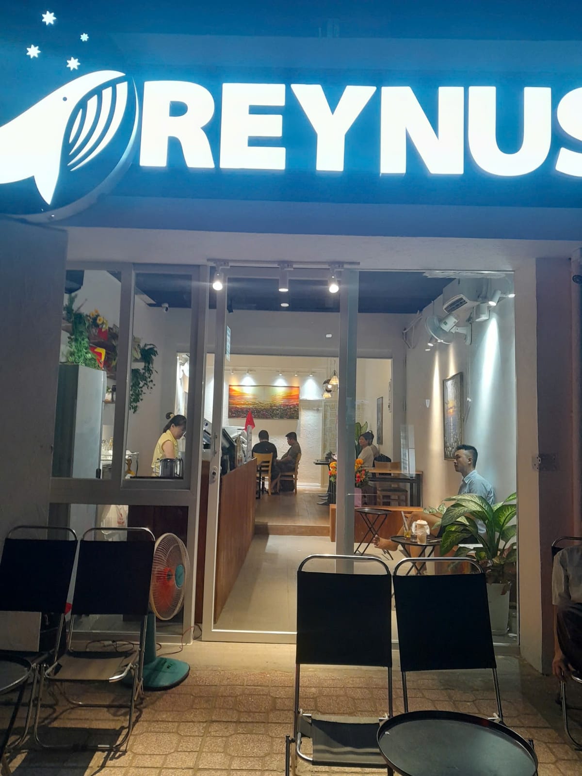 Reynus Coffee and cakes