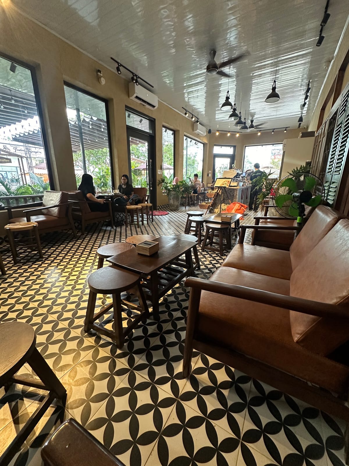 AHA CAFE KCN HOÀNG LONG