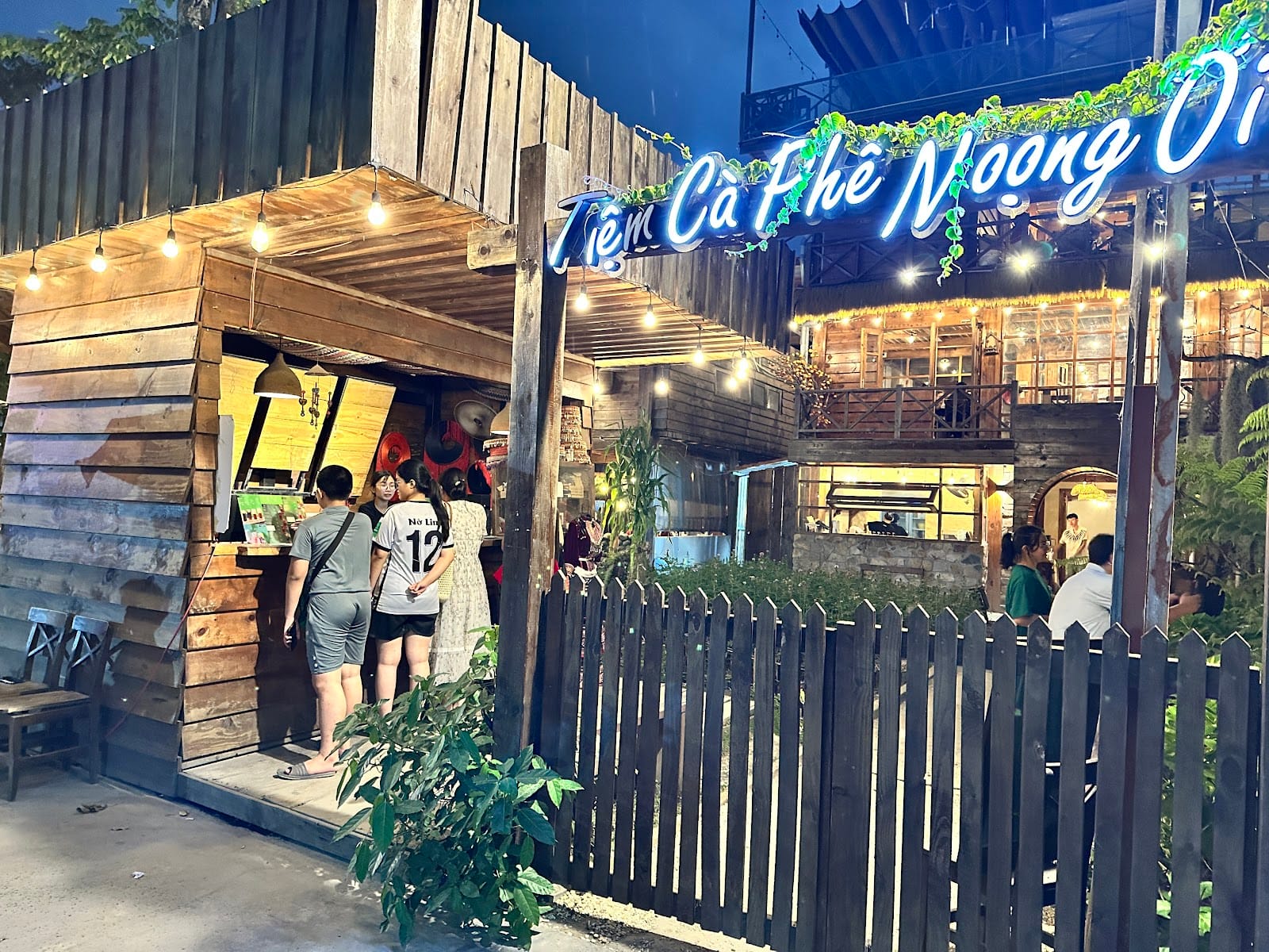 Tiệm cà phê Noọng Ơi