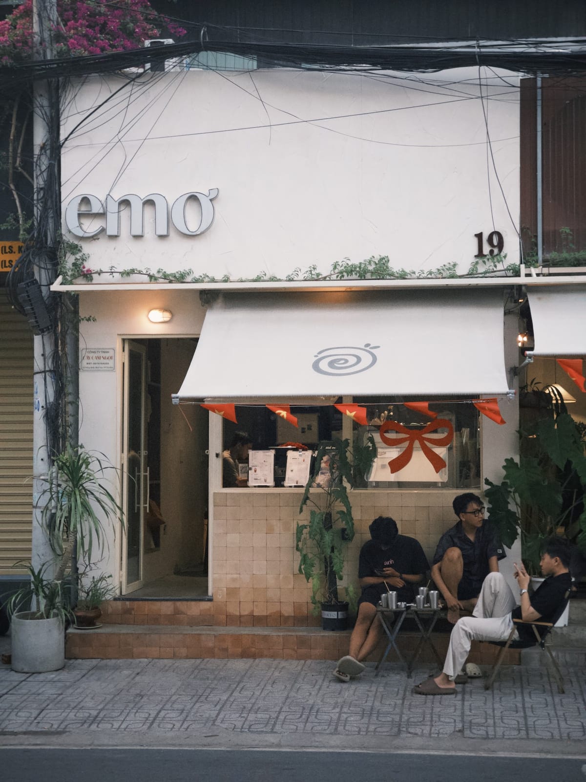 EMƠ coffee stand