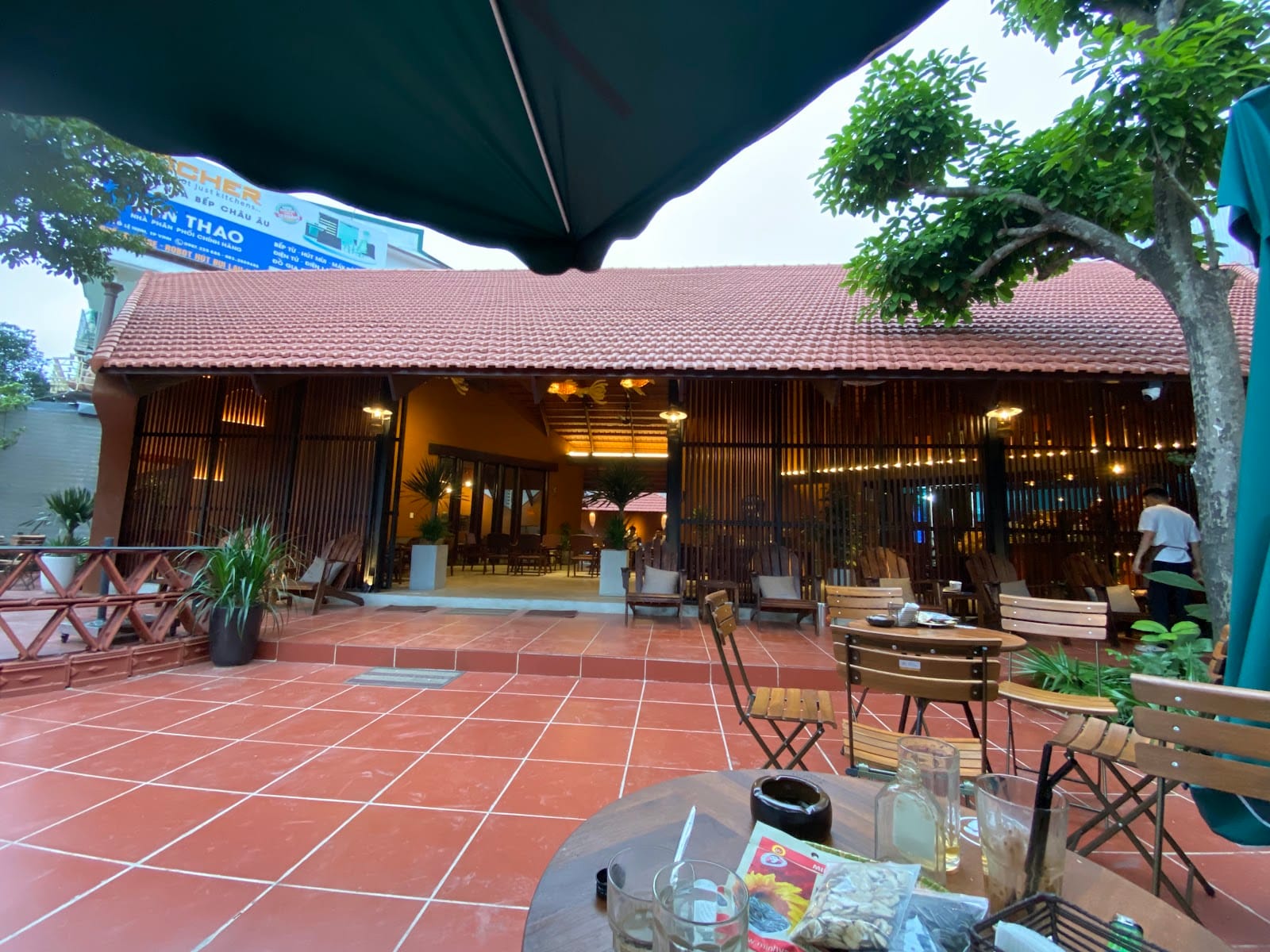 Tiệm cà phê Ngói Đỏ 54 Lê Ninh