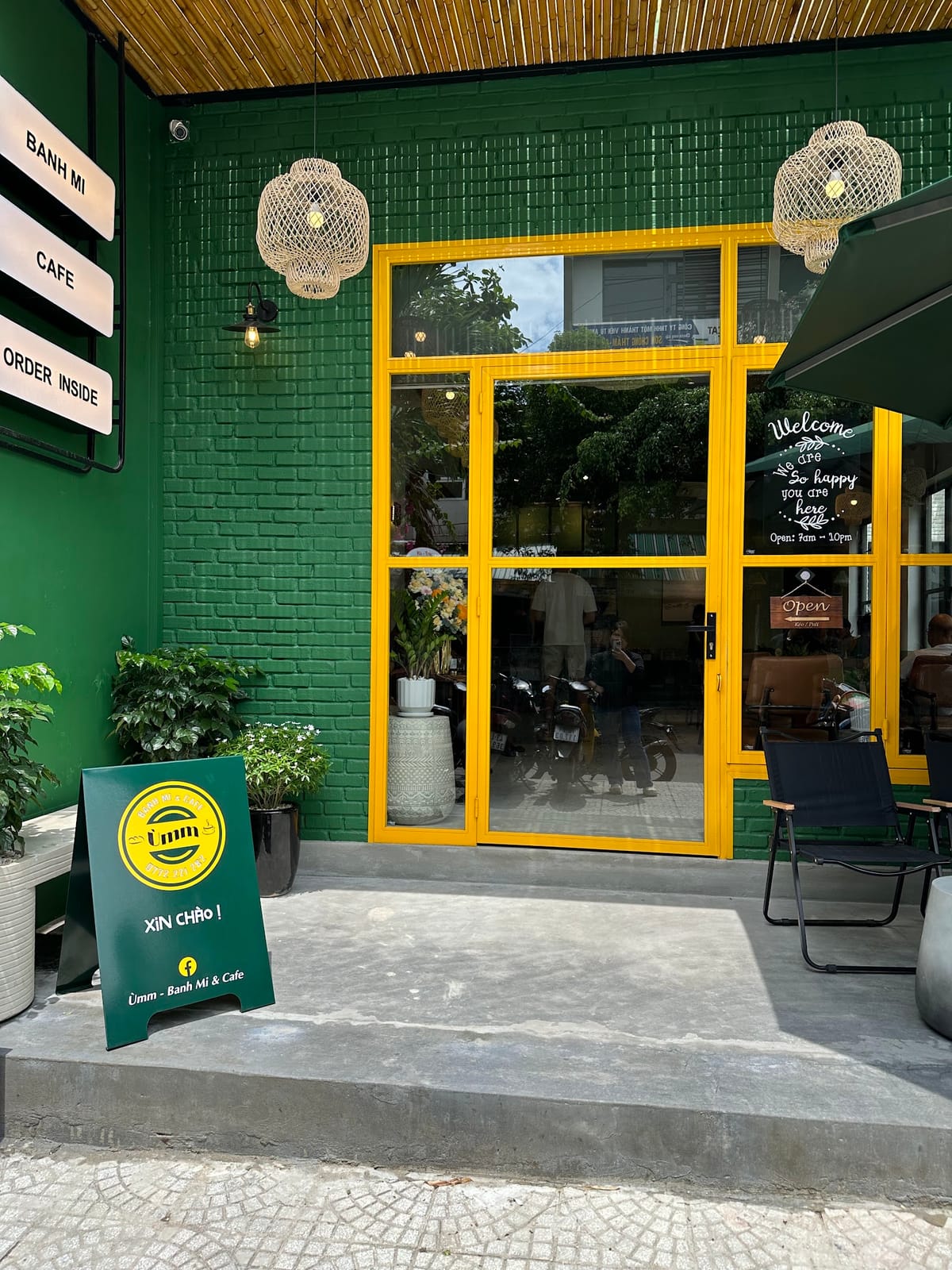 Ùmm Banh Mi & Cafe - Chau Thi Vinh Te