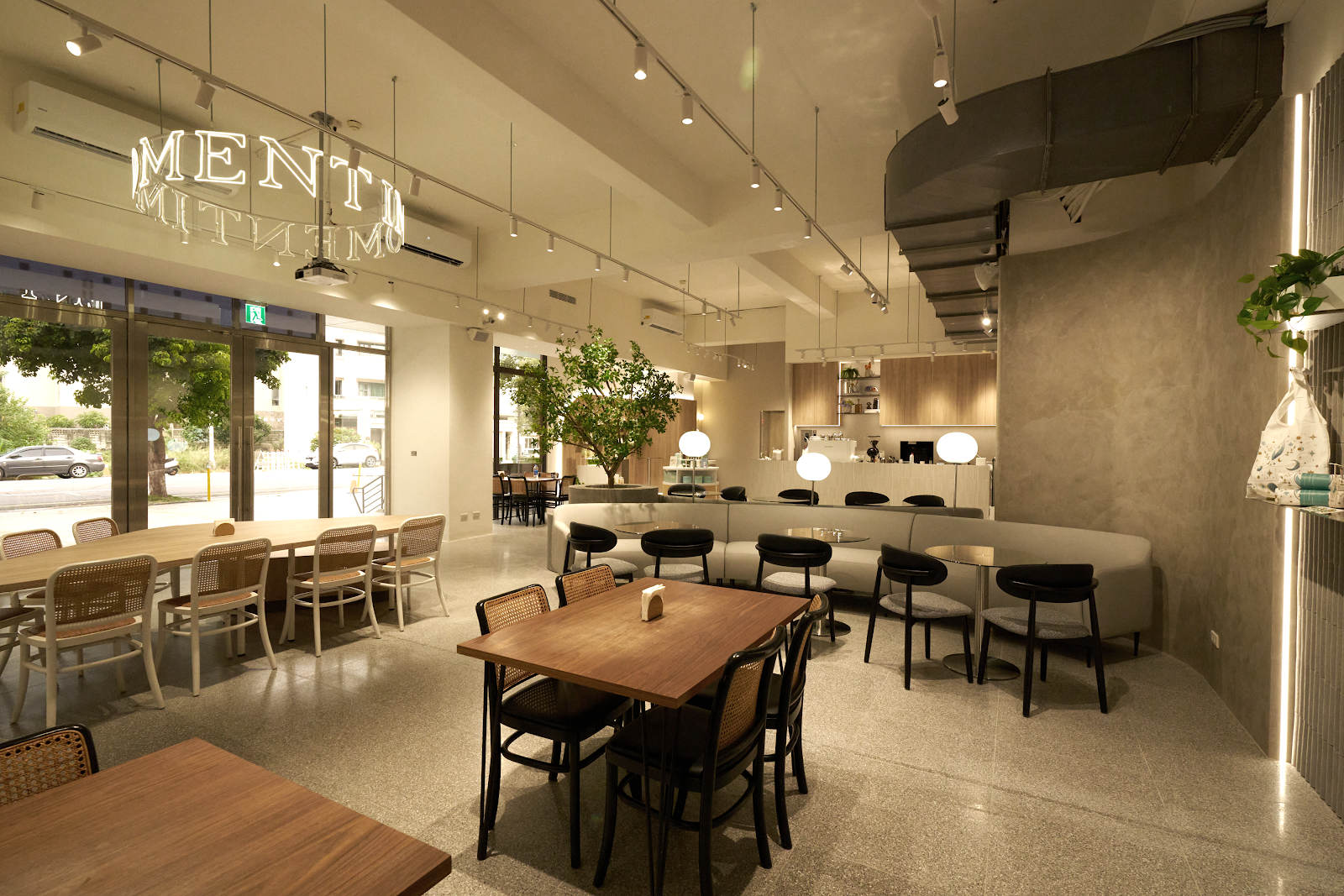 IMOMENT CAFÉ 享當下 彰化店