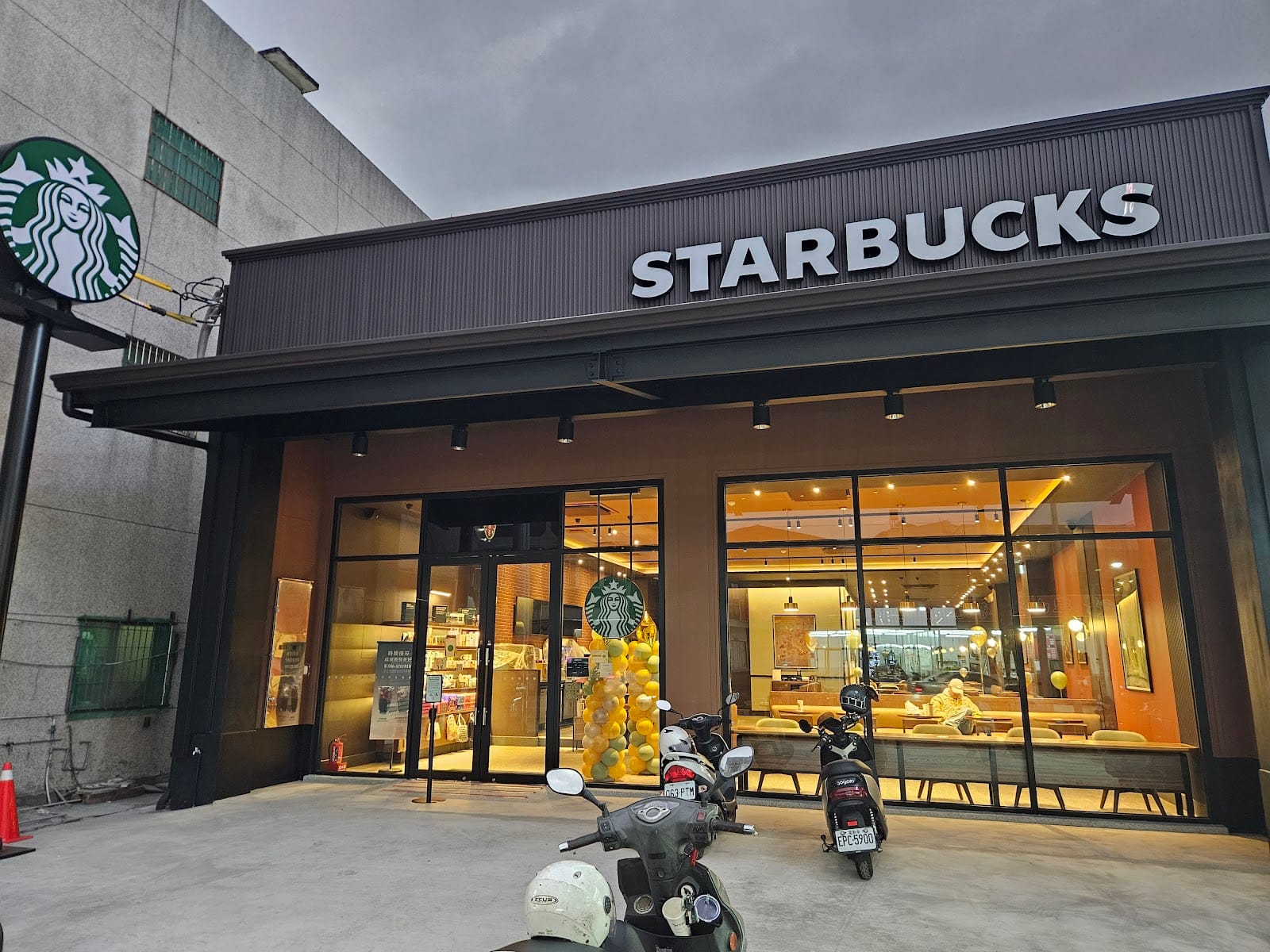 STARBUCKS Fengshan Jingwu Shop
