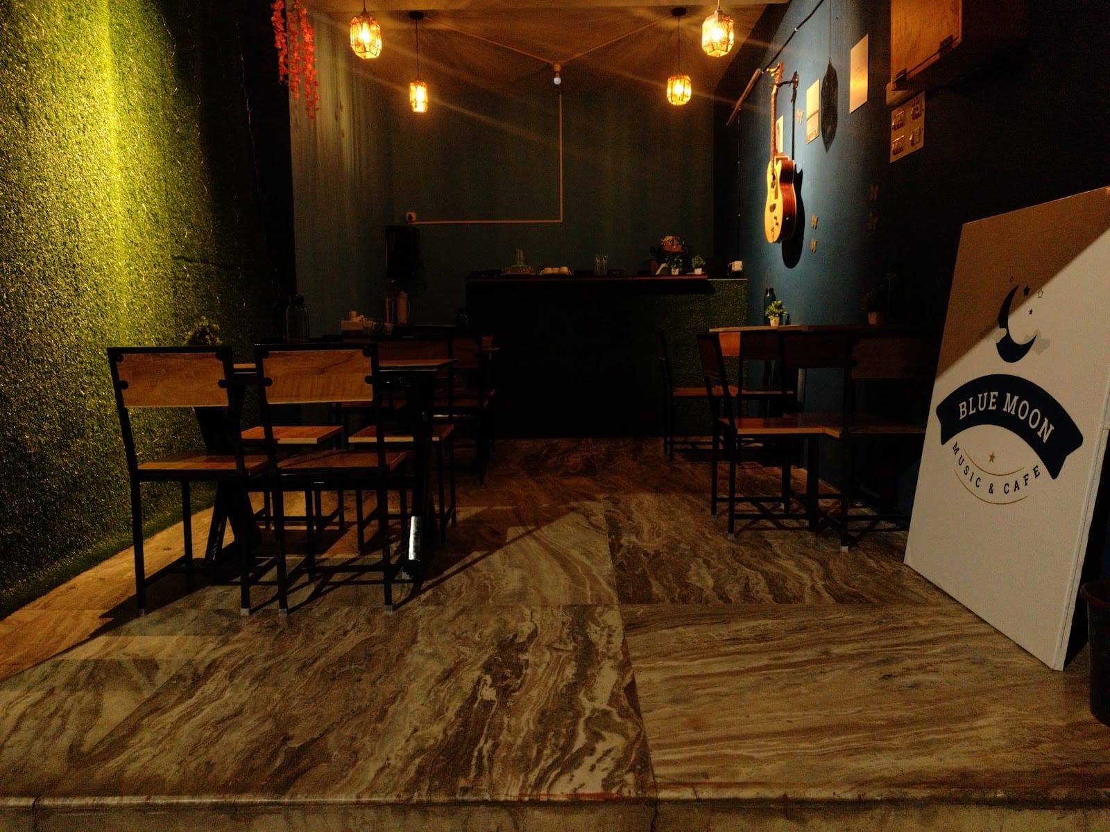 Blue moon cafe