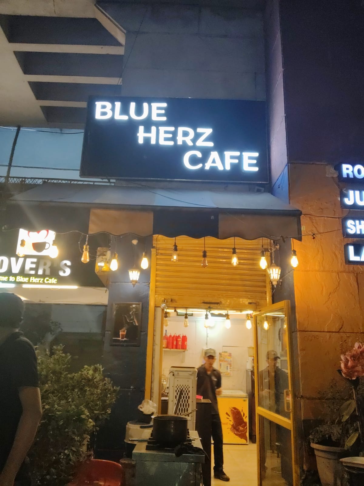 BLUE HERZ TEA CAFE