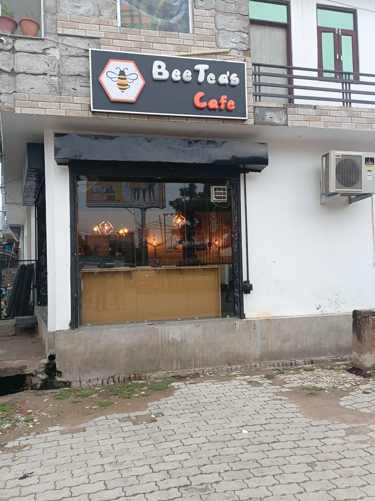 Bee Tea's Cafe