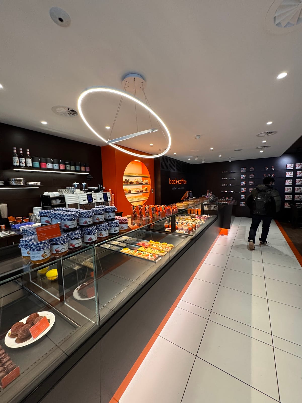 Back-Caffee AG, Confiserie & Café am Bahnhofplatz Biel