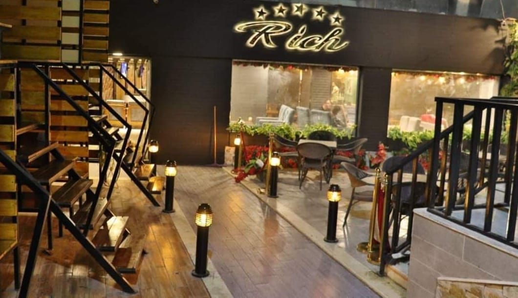 Rich cafe & restaurant