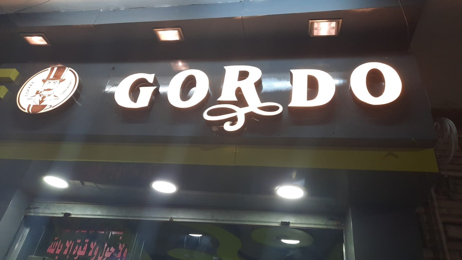 Gordo smoking coffee