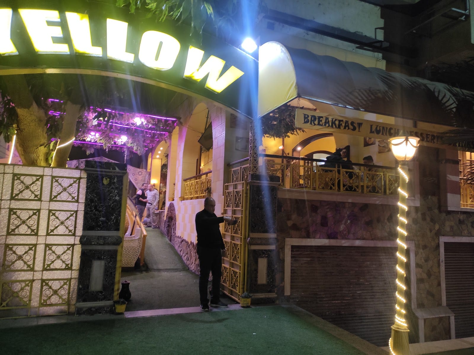 Yallow Cafe and restaurant