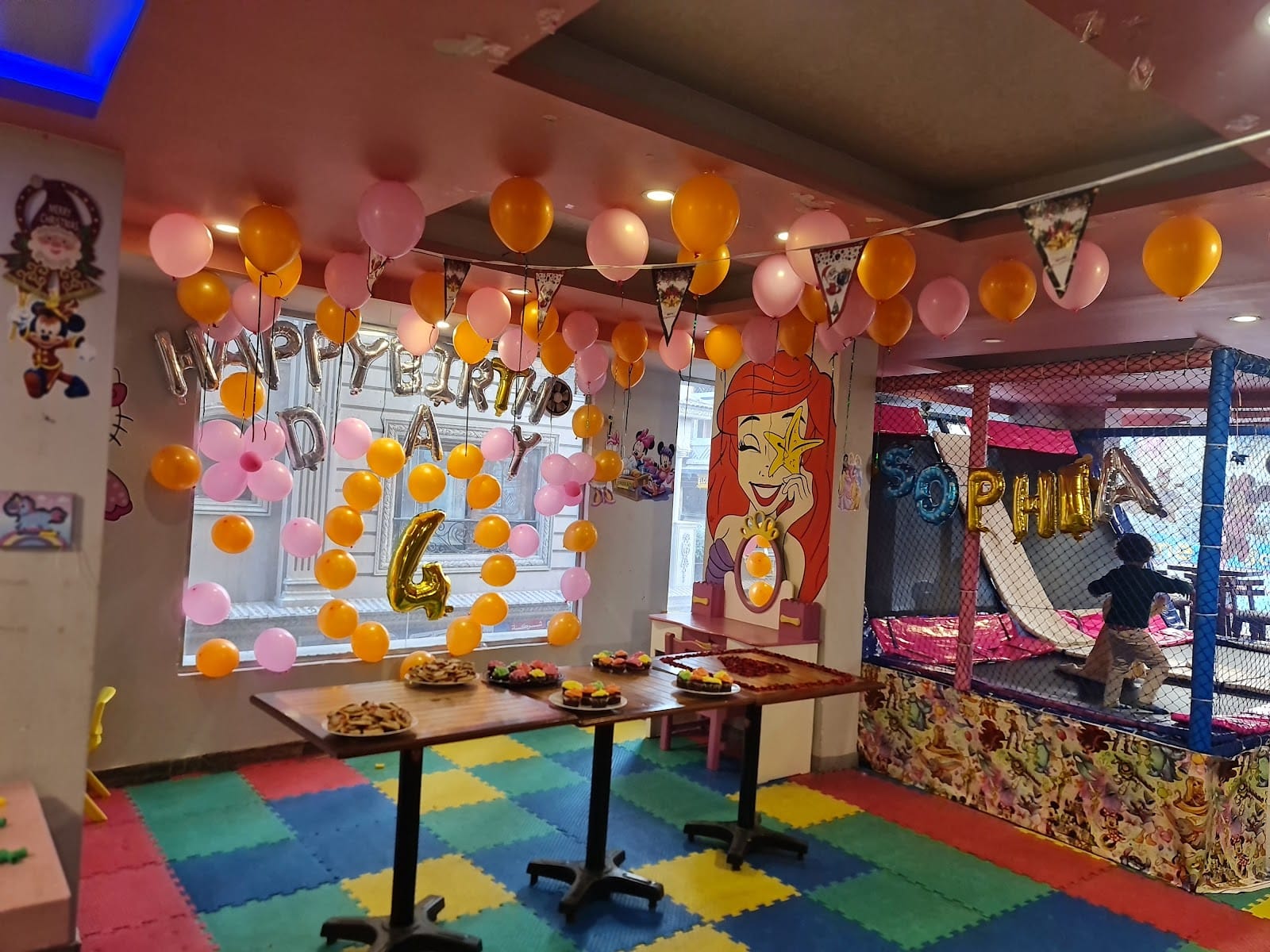 Retro cafe & kids area