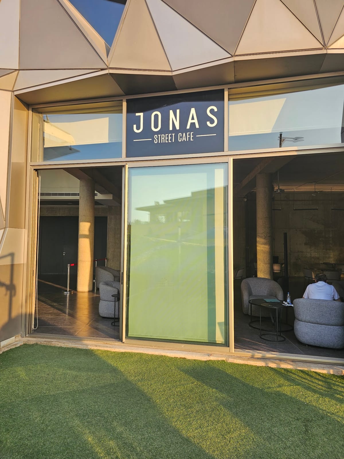 JONAS street cafe