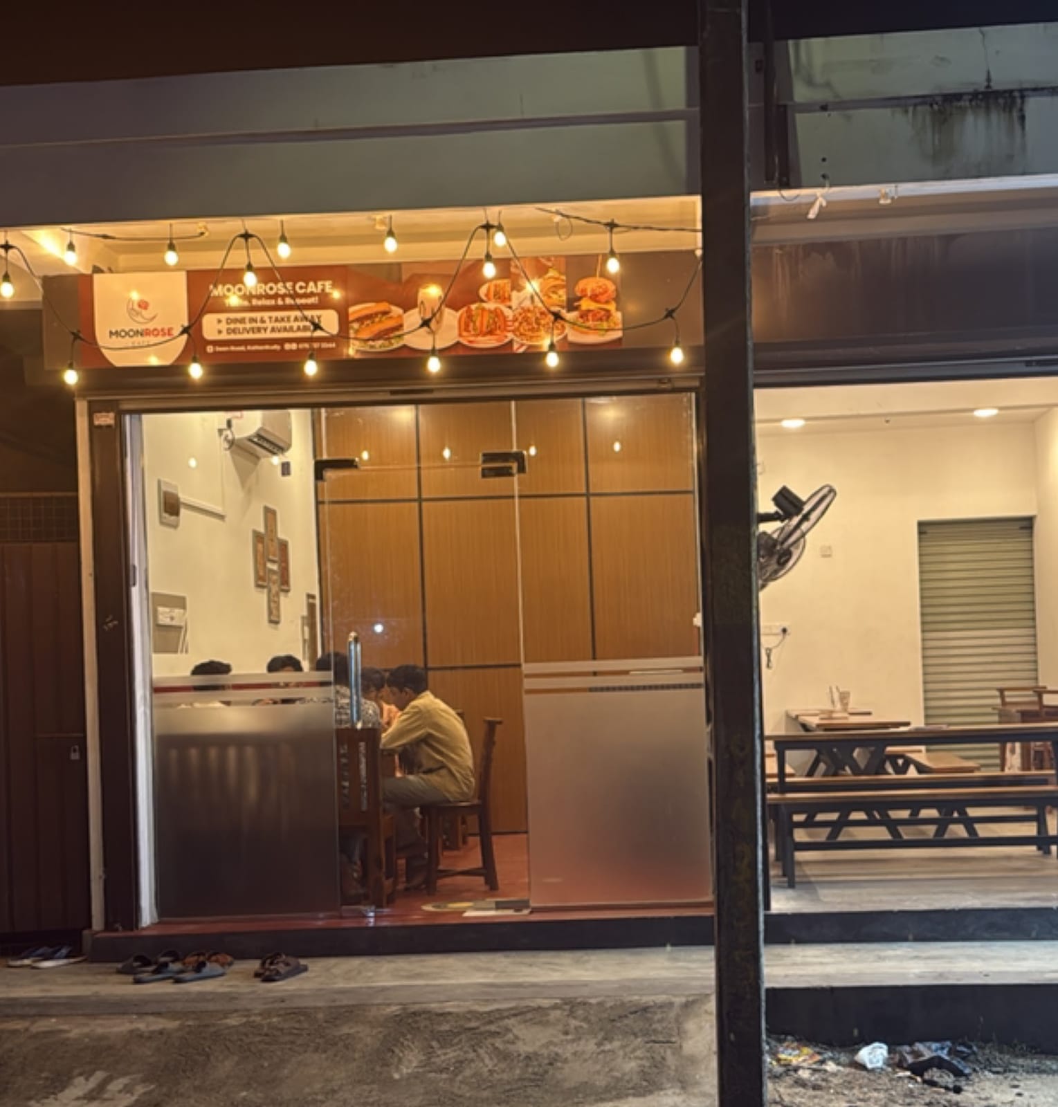 MoonRose Cafe