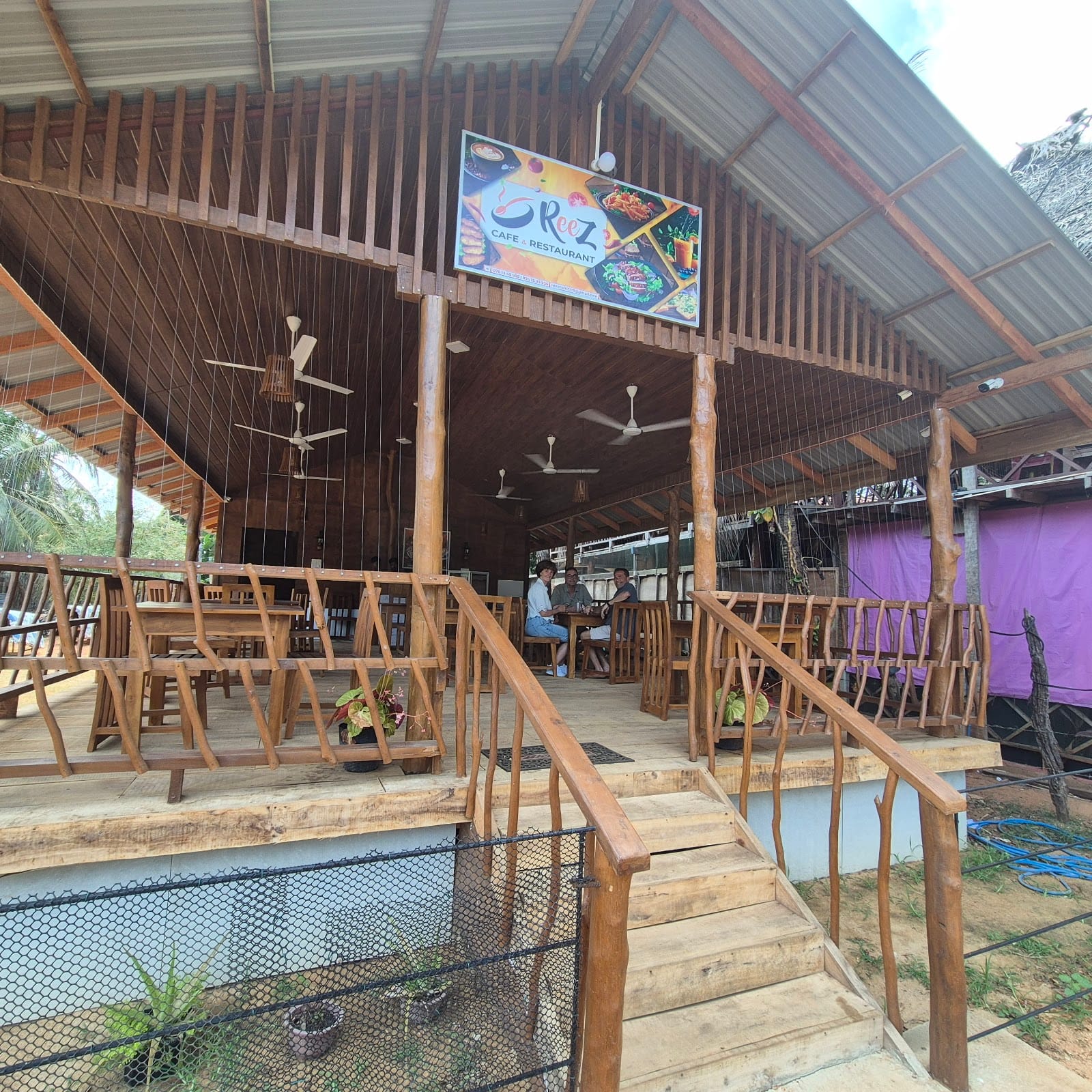 Reez Cafe Restaurant
