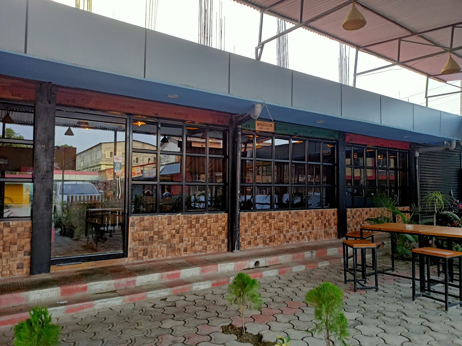 TRENDz lounge and rooftop