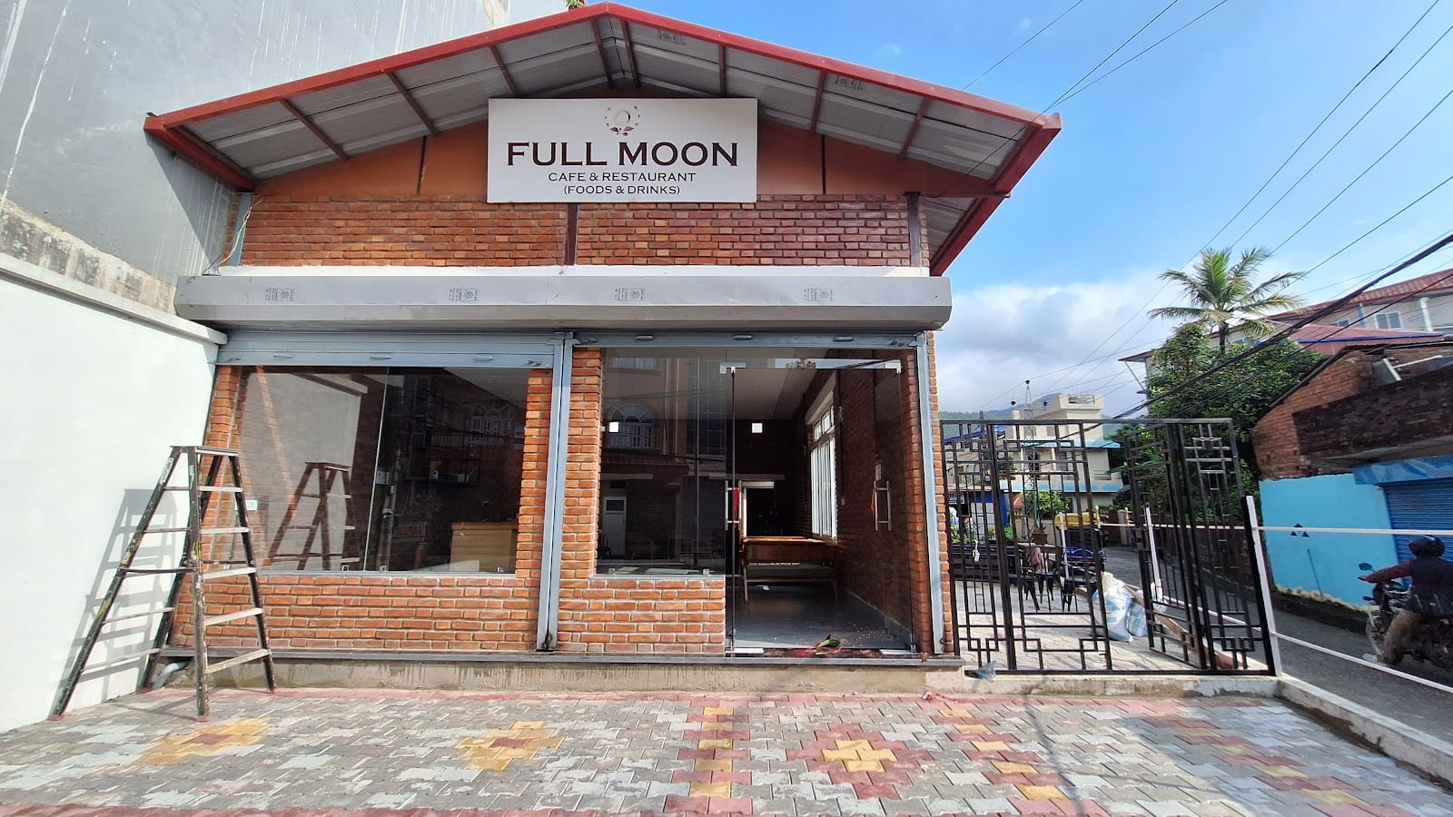 FULL MOON CAFE and Restaurant