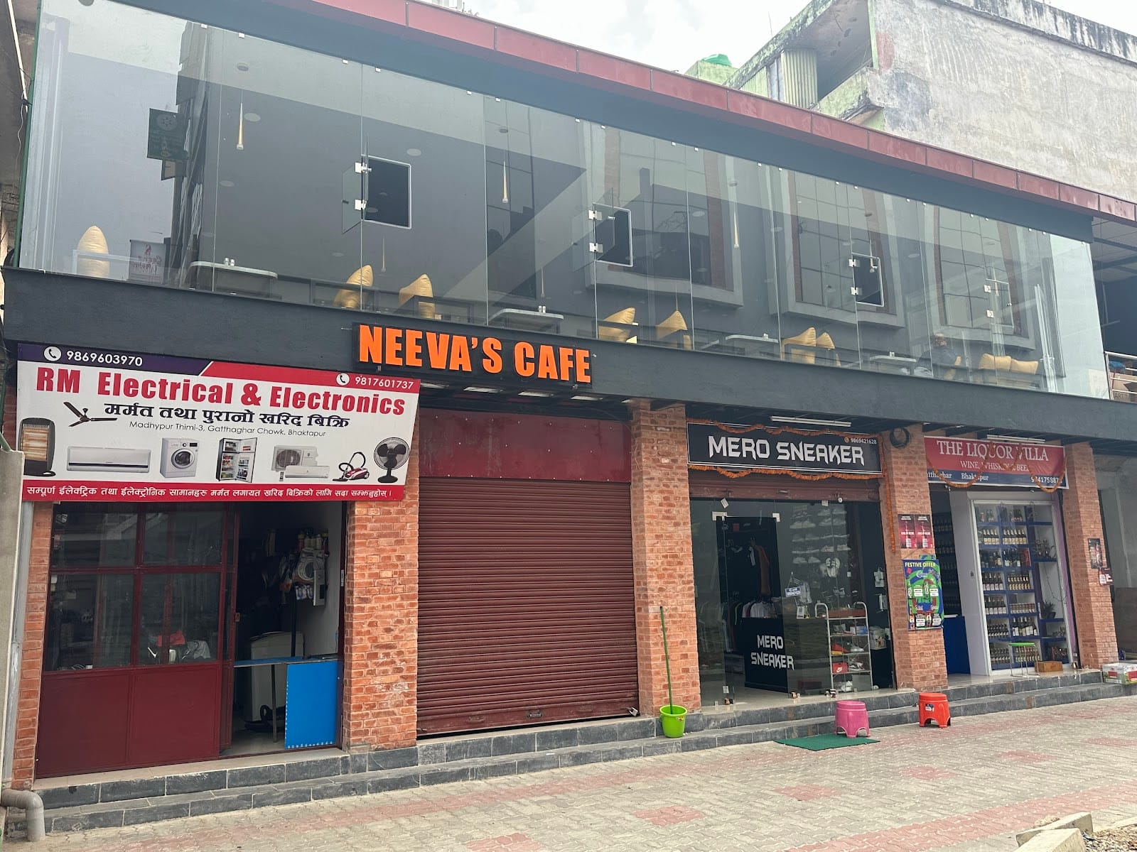 Neeva’s Cafe & Pizzeria