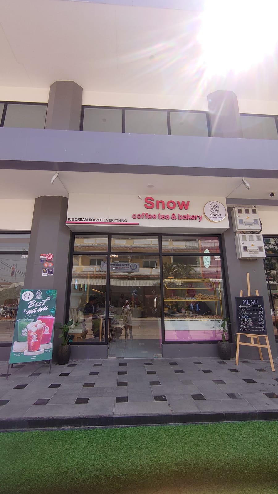 Snow Coffee Tea & Bakery