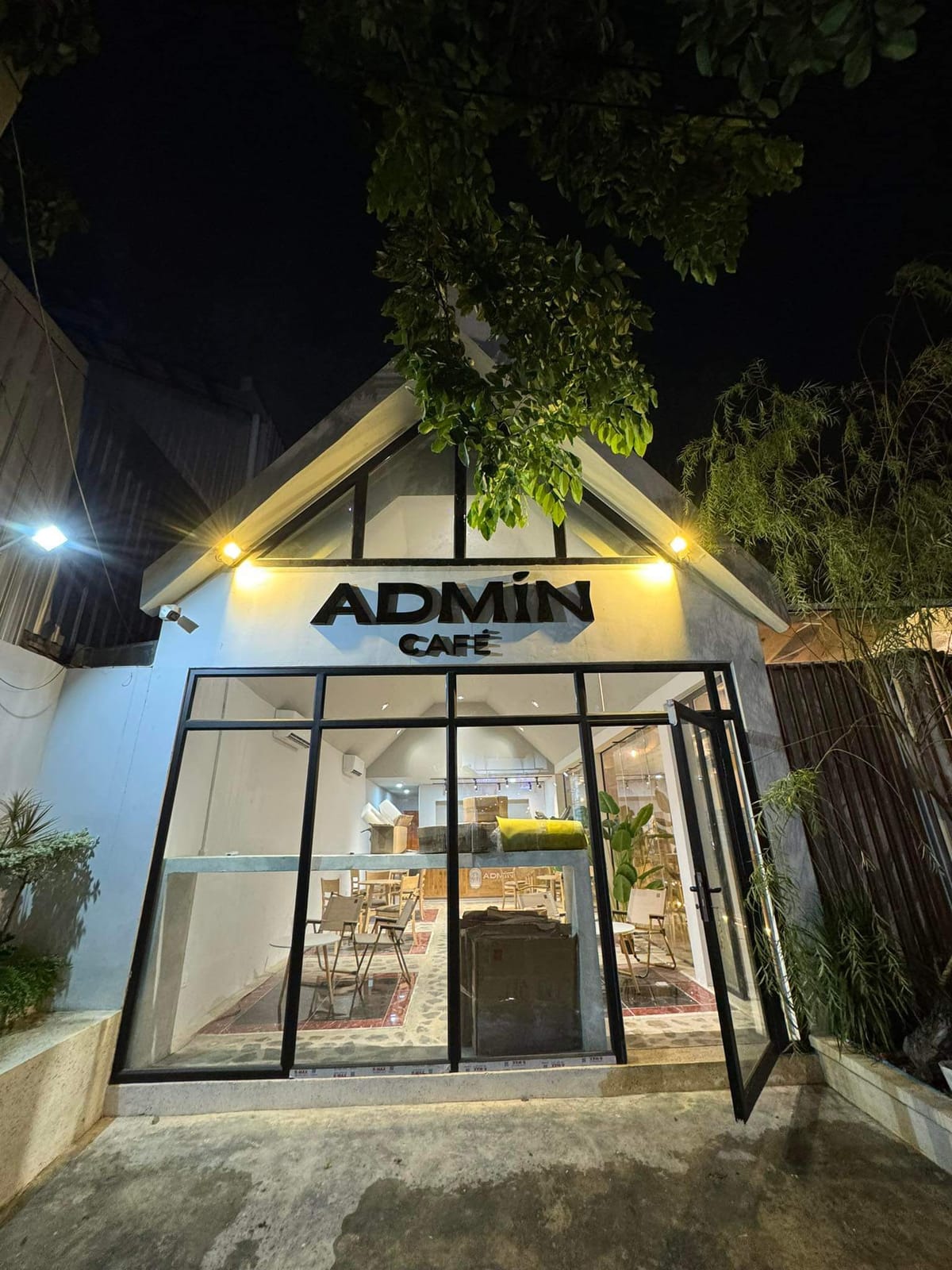 Admin Café & Pub