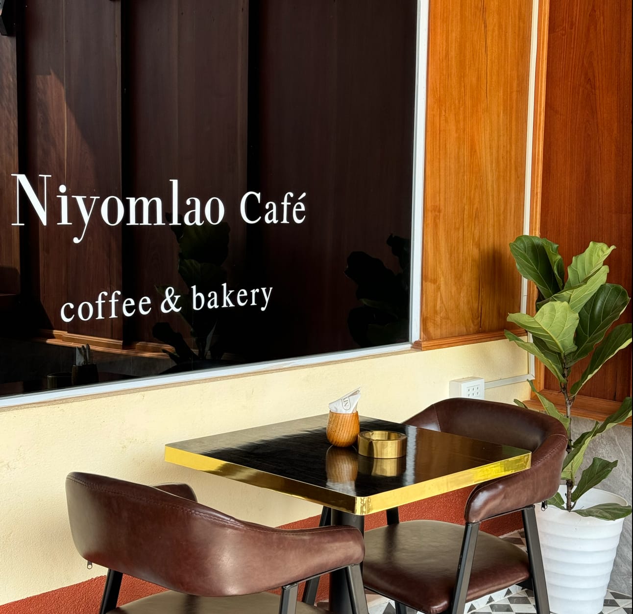 Niyomlao Café