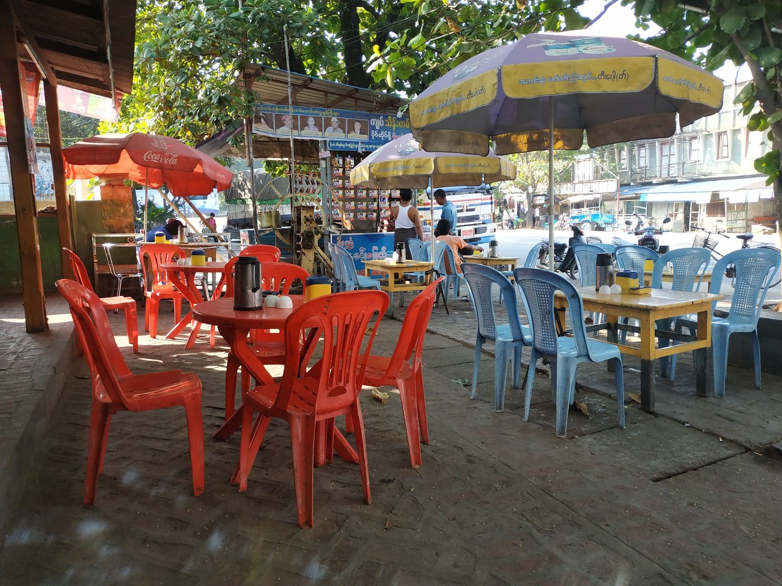 Chit Kyi Yae Cafe (ချစ်ကြည်ရေး လက်ဖက်ရည်ဆိုင်)
