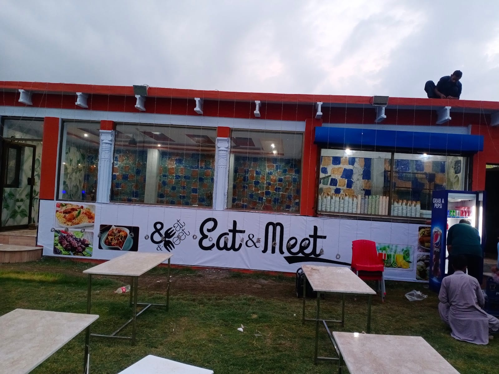 EAT & MEET
