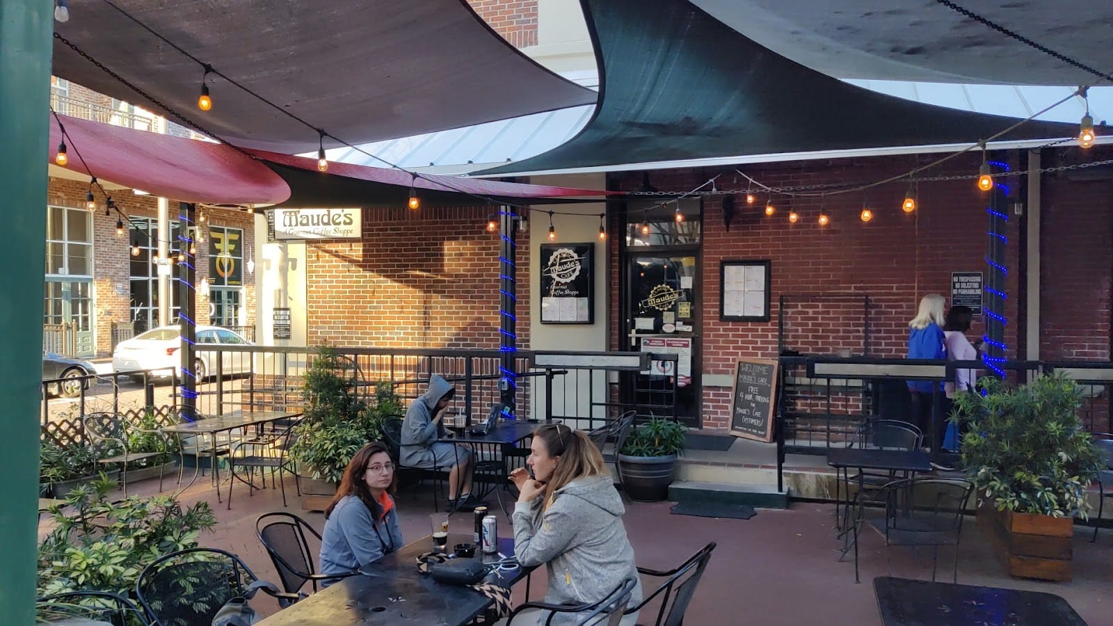 Maude's Cafe
