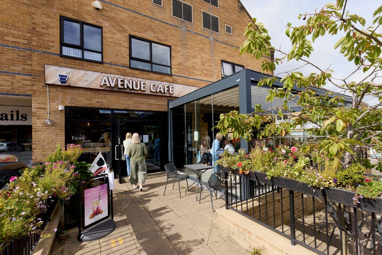 Avenue Café