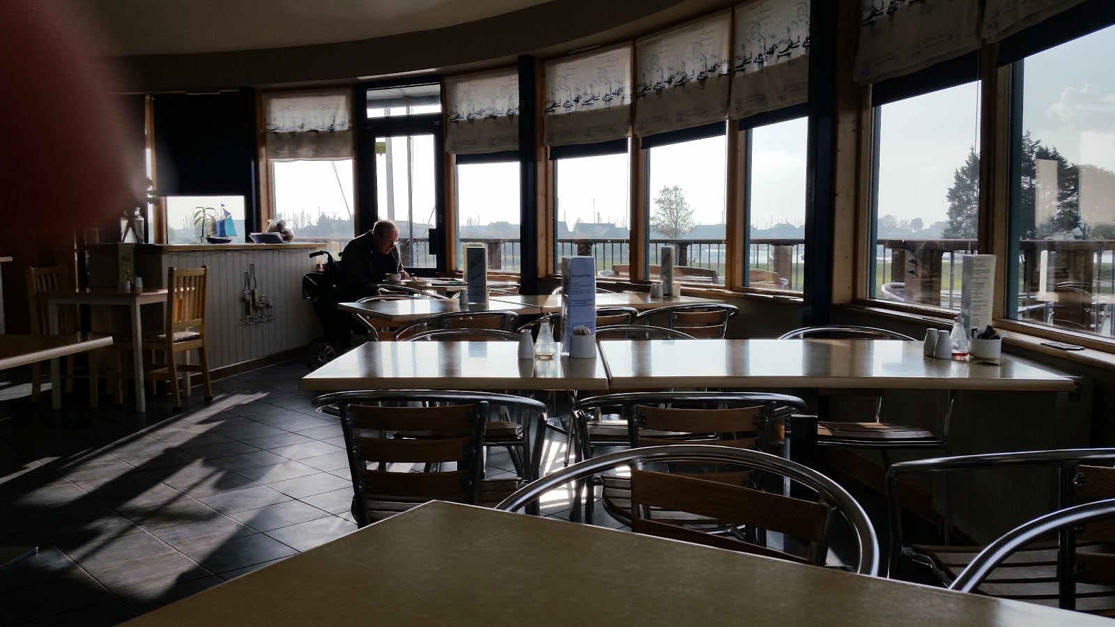 Lakeside Cafe & Bar