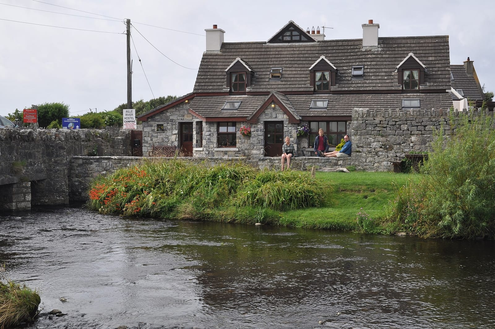 Stone Wall Cafe, Pizzeria & Off Licence