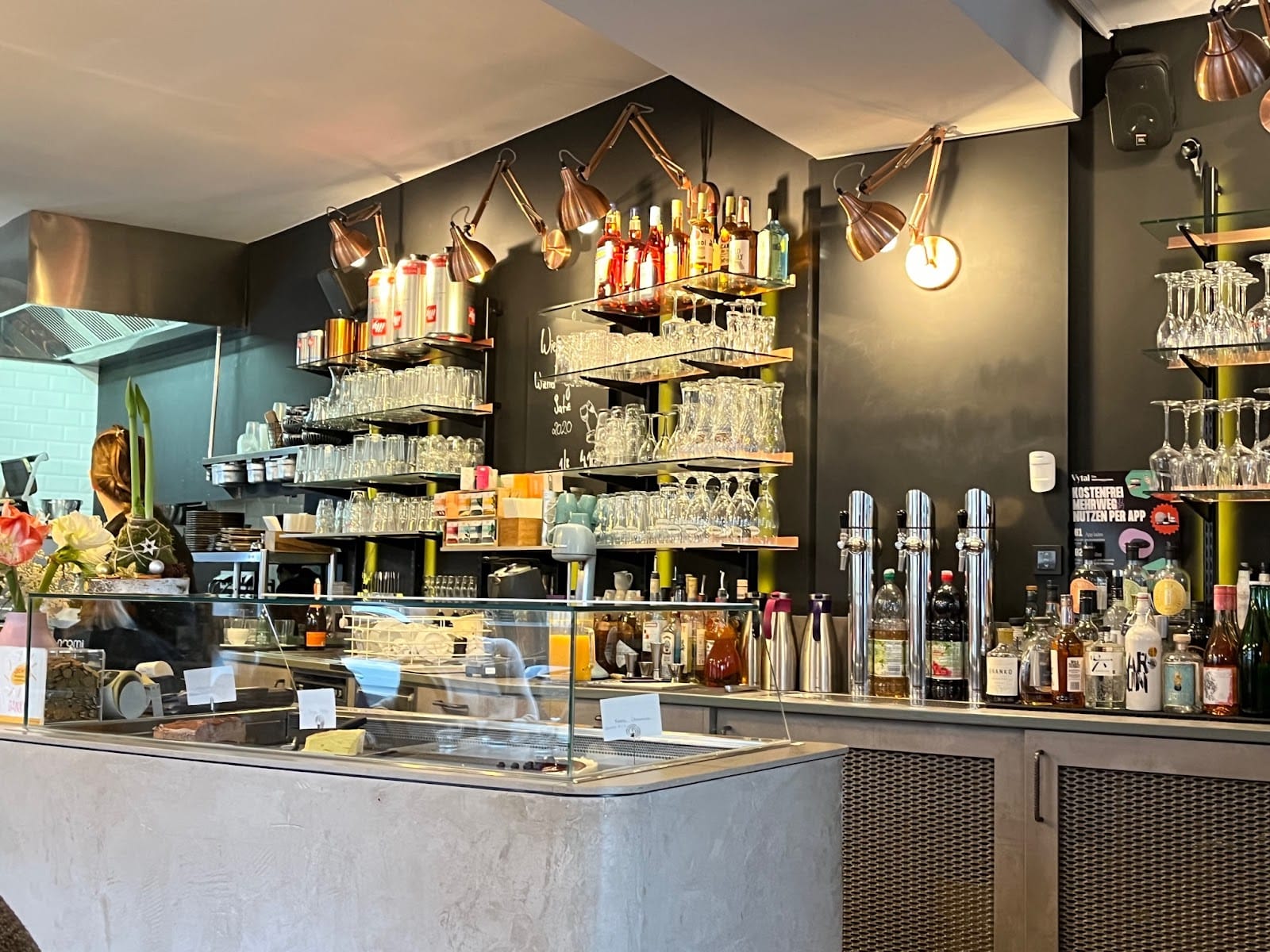 noomi café deli